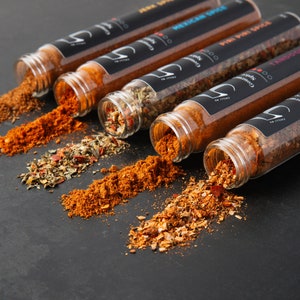 Gewürze der Welt Geschenkset 35g in Glasröhrchen | BBQ Rubs Gewürzmischung | Set aus Indischen, Thailändischen, , Jerk & Piri Piri Gewürzen