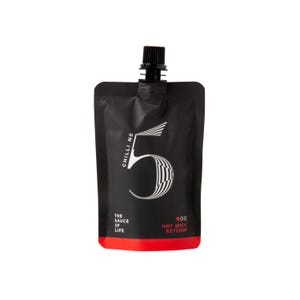 Könnte beinhalten: Schwarzer Beutel mit scharfem Ketchup und schwarzer Düse. Der Beutel hat die Nummer 5 in einer großen, stilisierten Schriftart, mit den Worten "Chilli No 5" und "The Sauce of Life". Der Boden des Beutels ist rot, mit den Worten "Hot Spicy Ketchup".