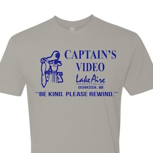 Camiseta retro de Oshkosh, camiseta gris con video de los capitanes, tinta azul real, videograbadora, videojuegos VHS, Lake Aire, Wisconsin
