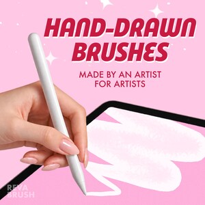 Puede incluir: Un l&aacute;piz &oacute;ptico digital blanco sostenido contra la pantalla de una tableta con fondo rosa. El texto dice HAND-DRAWN BRUSHES MADE BY AN ARTIST FOR ARTISTS y REVA BRUSH. Un trazo de pincel blanco es visible en la pantalla negra.