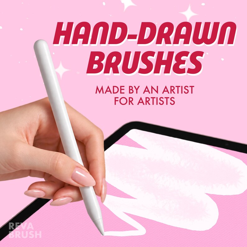 Puede incluir: Un l&aacute;piz &oacute;ptico digital blanco sostenido contra la pantalla de una tableta con fondo rosa. El texto dice HAND-DRAWN BRUSHES MADE BY AN ARTIST FOR ARTISTS y REVA BRUSH. Un trazo de pincel blanco es visible en la pantalla negra.