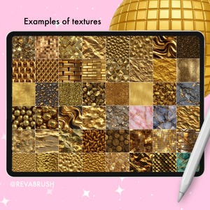Pu&ograve; includere: Un tablet digitale mostra una griglia di varie trame dorate, inclusi motivi tessuti, metallici e organici. Il testo "Examples of textures" &egrave; in alto. Una palla da discoteca dorata &egrave; sullo sfondo. Uno stilo bianco &egrave; sul lato destro.