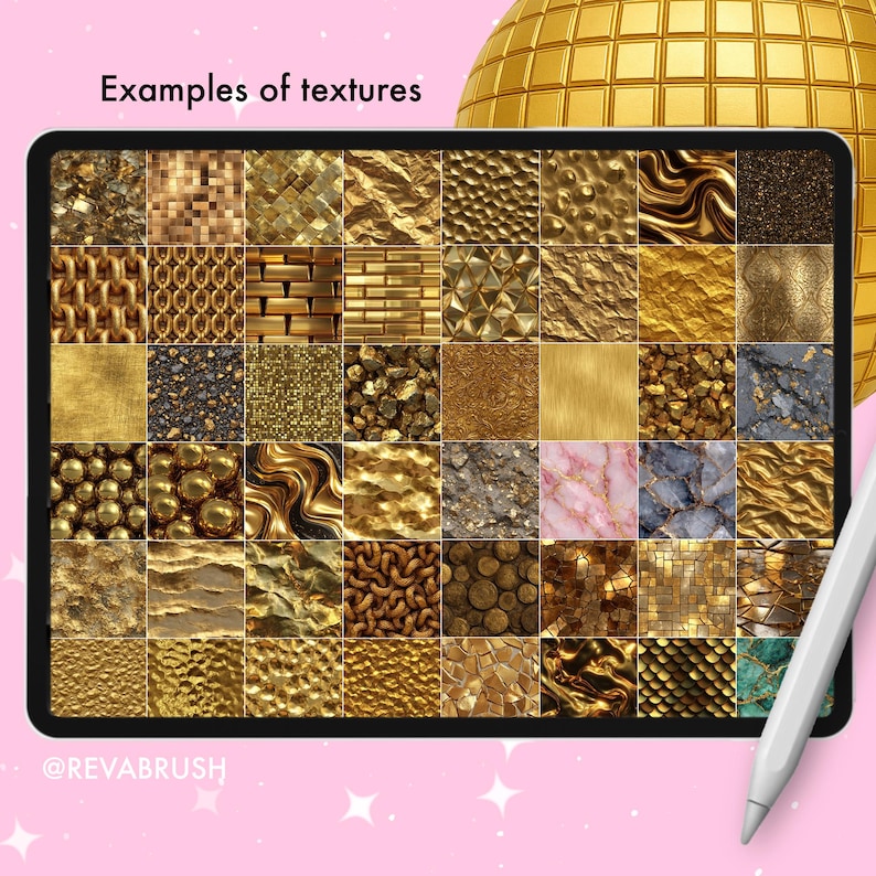 Pu&ograve; includere: Un tablet digitale mostra una griglia di varie trame dorate, inclusi motivi tessuti, metallici e organici. Il testo "Examples of textures" &egrave; in alto. Una palla da discoteca dorata &egrave; sullo sfondo. Uno stilo bianco &egrave; sul lato destro.