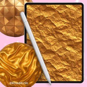 Pu&ograve; includere: Una composizione di arte digitale con carta strutturata color oro su uno schermo di tablet, uno stilo bianco e due sfere dorate. Lo sfondo &egrave; rosa tenue con accenti di stelle bianche. La filigrana @REVABRUSH &egrave; visibile.