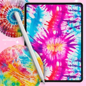 Op de afbeelding: Een tablet met een levendig tie-dye patroon in tinten felroze, helderblauw en geel, vergezeld van een witte stylus. Twee cirkelvormige tie-dye bollen met vergelijkbare kleurrijke patronen zijn zichtbaar, evenals de tekst @REVABRUSH.