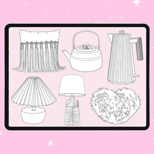 Puede incluir: Ilustraci&oacute;n en blanco y negro de art&iacute;culos de decoraci&oacute;n del hogar que incluyen una almohada con flecos, una tetera, una cafetera, una pantalla de l&aacute;mpara plisada, una l&aacute;mpara de mesa y un coj&iacute;n en forma de coraz&oacute;n. Los art&iacute;culos se muestran sobre un fondo rosa.