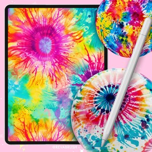 Op de afbeelding: Een digitale tablet met een levendig, veelkleurig abstract bloemenpatroon met spetters in roze, geel, oranje en blauw. Een witte stylus rust op twee ronde, bedrukte schijven met vergelijkbare inktontwerpen. De tekst luidt @REVABRUSH.
