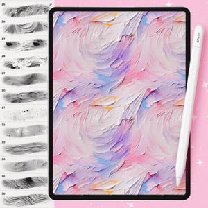 Puede incluir: Una tableta digital que muestra una pintura abstracta pastel con gruesas pinceladas en rosa, morado, azul y amarillo. Un l&aacute;piz &oacute;ptico blanco descansa en el lado derecho de la tableta. El lado izquierdo muestra una selecci&oacute;n de pinceles digitales.