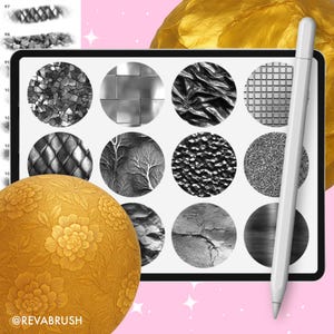 Pu&ograve; includere: Un set di arte digitale su un tablet, con varie texture in scala di grigi, tra cui pietra e metallo. Una penna bianca &egrave; appoggiata sullo schermo. Una sfera dorata con motivi floreali e il testo "@REVABRUSH" &egrave; in primo piano.