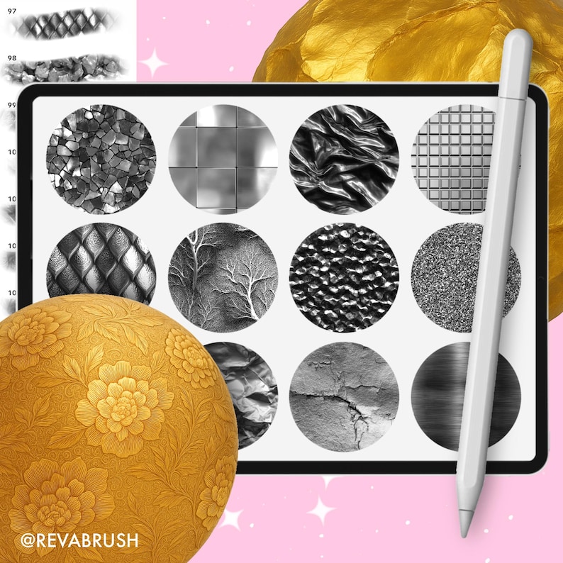 Pu&ograve; includere: Un set di arte digitale su un tablet, con varie texture in scala di grigi, tra cui pietra e metallo. Una penna bianca &egrave; appoggiata sullo schermo. Una sfera dorata con motivi floreali e il testo "@REVABRUSH" &egrave; in primo piano.