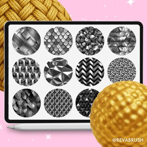 Pu&ograve; includere: Un tablet digitale mostra una collezione di texture in scala di grigi in motivi circolari, tra cui cotta di maglia, scaglie e disegni geometrici. Una sfera dorata e una corda dorata sono in primo piano. Una penna stilo &egrave; appoggiata in basso sul tablet.
