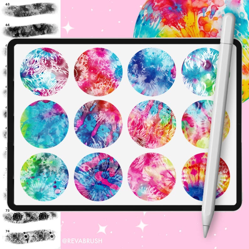 Op de afbeelding: Een digitaal tabletscherm met twaalf cirkelvormige stalen met levendige, veelkleurige aquareltexturen met abstracte patronen. Een witte stylus rust diagonaal aan de rechterkant van de tablet. De tekst @REVABRUSH is zichtbaar.