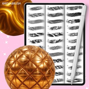 Pu&ograve; includere: Un'esposizione di arte digitale con una sfera dorata con un motivo geometrico, un tablet che mostra varie texture di pennellate e uno stilo bianco. Il tablet mostra campioni di pennellate numerati da 37 a 72.