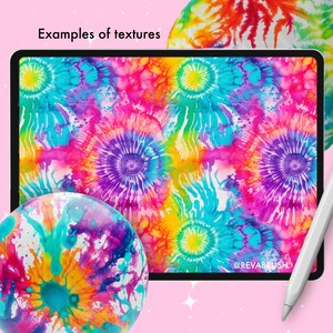 Op de afbeelding: Een digitaal tabletscherm met een levendig, veelkleurig tie-dye patroon met cirkelvormige motieven in tinten geel, roze, paars en turkoois. De tekst "Examples of textures" en "@REVABRUSH" zijn zichtbaar, naast een witte stylus.