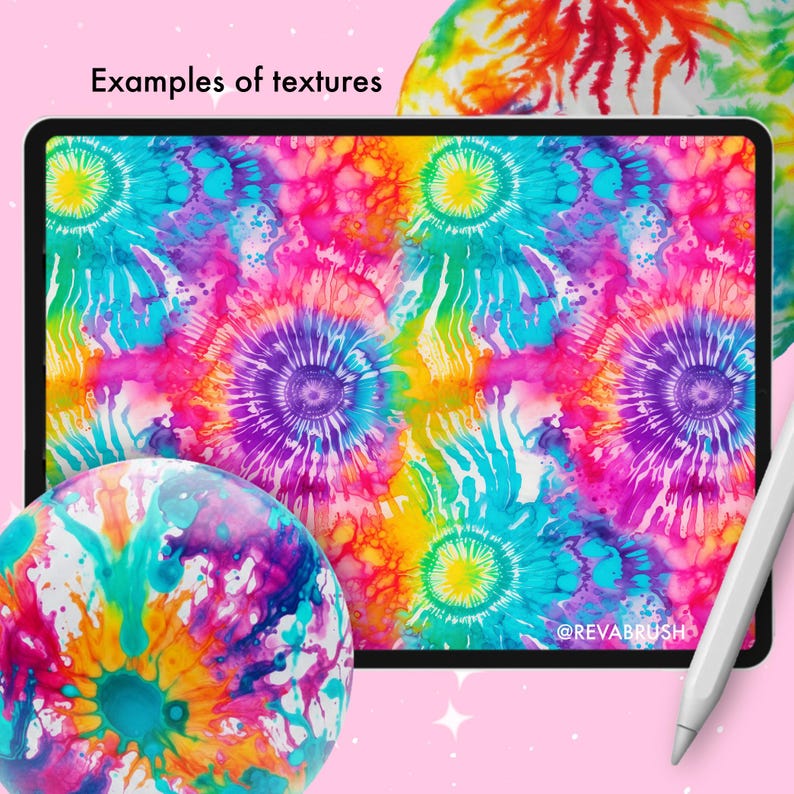 Op de afbeelding: Een digitaal tabletscherm met een levendig, veelkleurig tie-dye patroon met cirkelvormige motieven in tinten geel, roze, paars en turkoois. De tekst "Examples of textures" en "@REVABRUSH" zijn zichtbaar, naast een witte stylus.