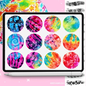 Op de afbeelding: Een digitaal tabletscherm met twaalf cirkelvormige stalen met diverse tie-dye patronen in levendige kleuren zoals roze, blauw, geel en oranje. Een witte stylus ligt horizontaal onder de tablet. De tekst luidt @REVABRUSH.