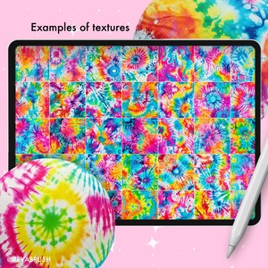 Op de afbeelding: Een digitaal tabletscherm toont een raster van twee&euml;ndertig levendige tie-dye textuurvierkanten in tinten roze, blauw, geel en groen. De tekst Examples of textures staat boven het scherm, met een stylus en een tie-dye bol ernaast.