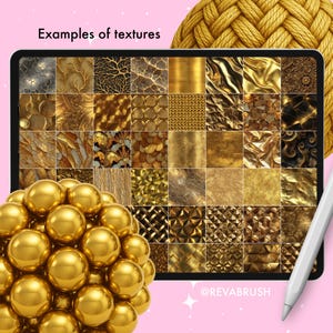 Pu&ograve; includere: Un tablet digitale mostra una griglia di texture dorate, inclusi design metallici, a motivi e organici. Un gruppo di sfere dorate &egrave; in primo piano. Il testo "Examples of textures" &egrave; in alto, con l'handle @REVABRUSH in basso.