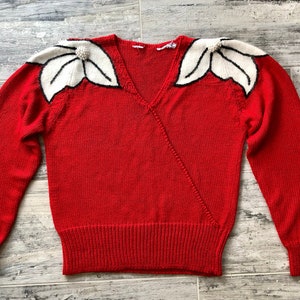 Damen 80er Vintage Roter Pullover mit Angora Blumenschultern - Vintage Mittlere Größe.