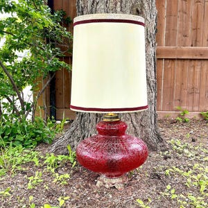 Lampada MCM in vetro craquelé rosso: base e parte superiore illuminate, paralume originale