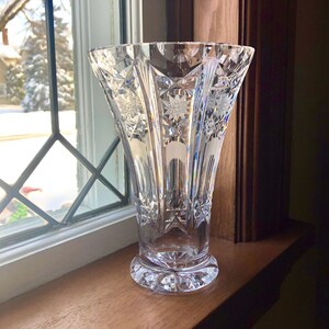 Vaso scanalato in cristallo tagliato al piombo d'epoca ~ Design a girandola/geometrico (europeo? americano brillante?) Circa 1920-1960