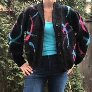 1980er Handgestrickte Angora Strickjacke: Neon Geometrischer Barbiekern Pullover