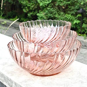 Ensemble de 3 bols de service/mixeur « Pink Swirl » Rosaline par Arcoroc (France) vers 1970-80