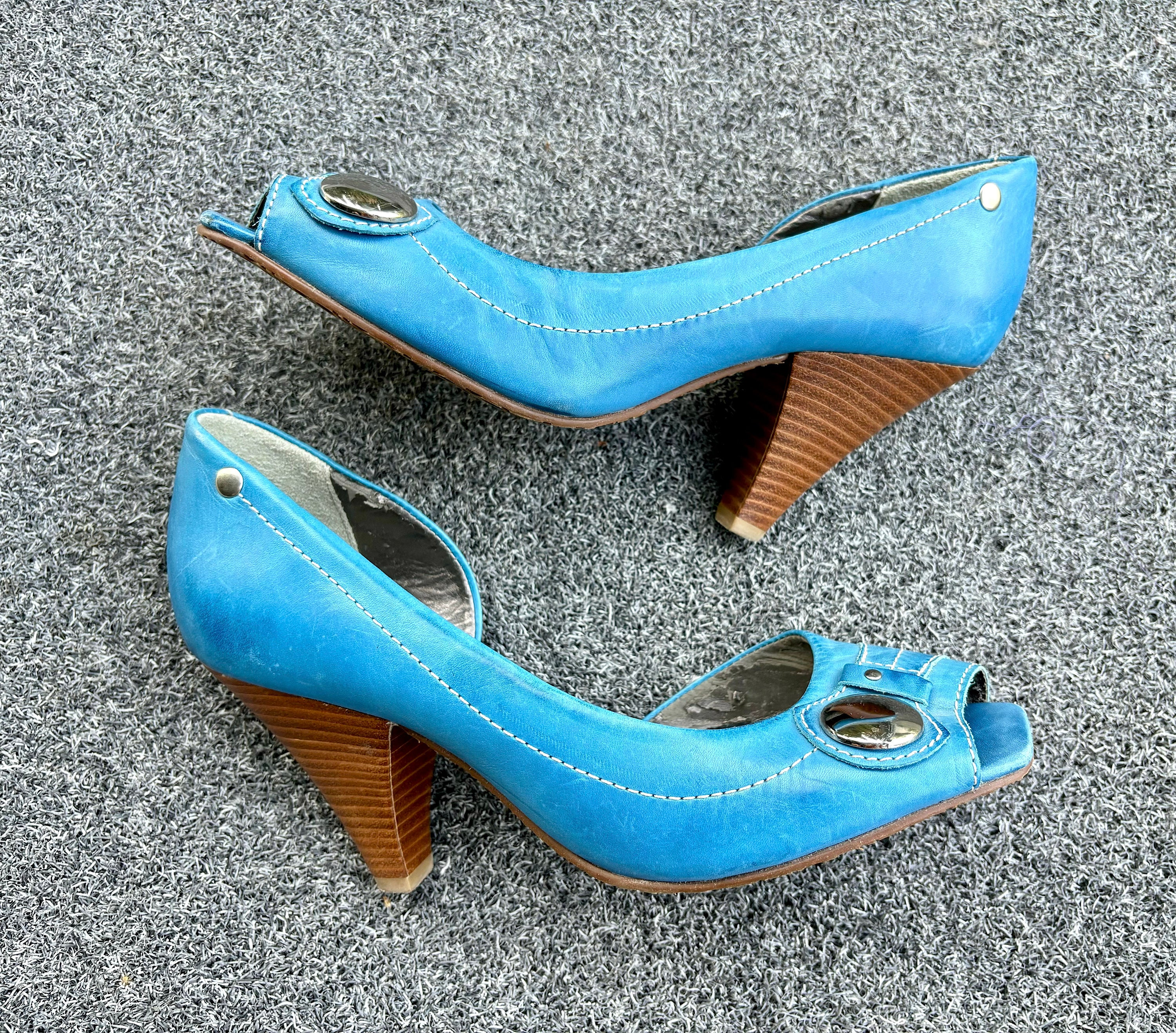 Vintage Early 2000's Y2K Blue Leather Heels/ Pumps~ Cravo