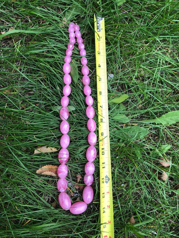 Psychedelic Era 1960s Pink Marbled Lucite Bead Ne… - image 5