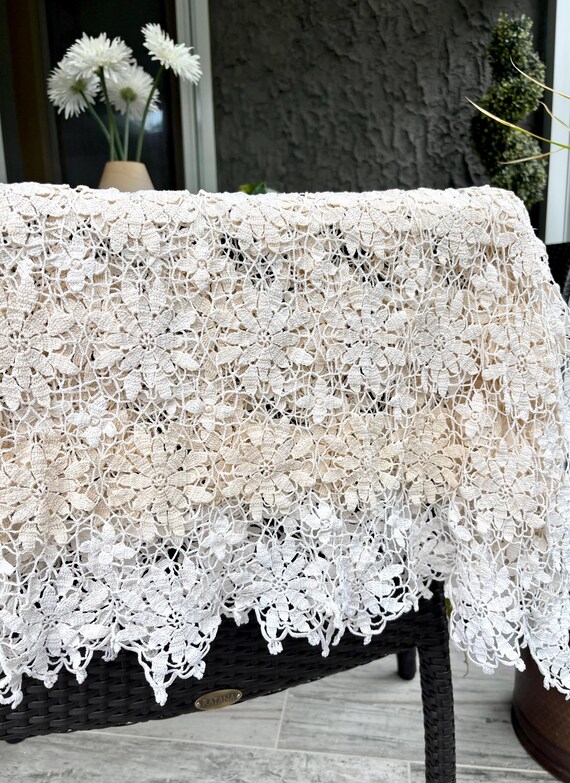 ヴィンテージ風花柄かぎ針編みテーブルクロス：手作りのクリーム 