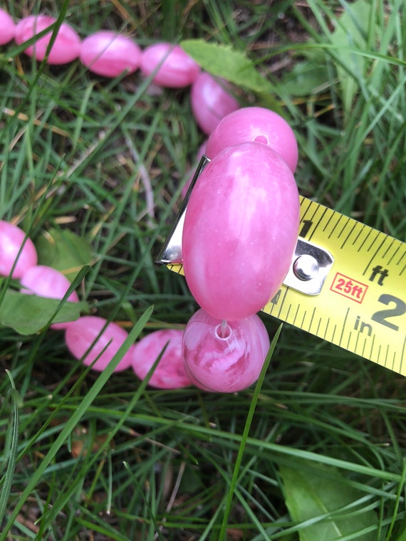 Psychedelic Era 1960s Pink Marbled Lucite Bead Ne… - image 4