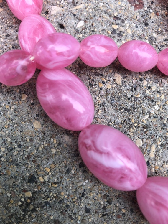 Psychedelic Era 1960s Pink Marbled Lucite Bead Ne… - image 2
