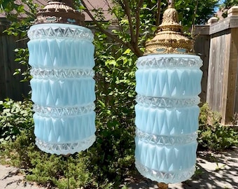 Lampada a sospensione cilindrica in stile Hollywood Regency, blu satinato, circa anni '50-'60 (con spina).
