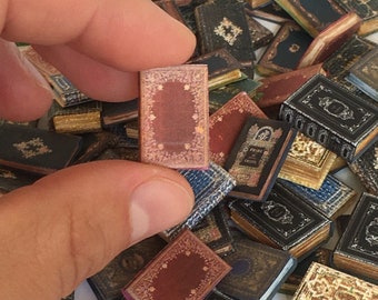 Livre miniature de style antique à l’échelle 1:12, décor de bibliothèque de maison de poupée