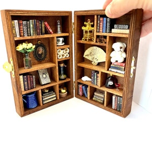 Eine dekorative Miniaturbibliothek im Maßstab 1:12, ein wertvolles Miniaturgeschenk.