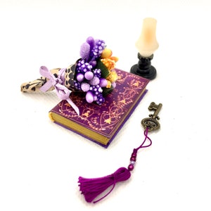 1:6 Set mit antikem Puppenhausbuch, Öllampe und Blumenstrauß und Schlüssel mit Quaste, Miniatur-Bibliothekszubehör