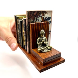 Étagère bouddha miniature à l'échelle 1:6 avec (facultatif) 7 livres miniatures, accessoires de bibliothèque pour maison de poupée