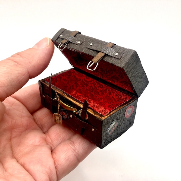1:12 scale miniature travellers trunk, dollhouse accessories