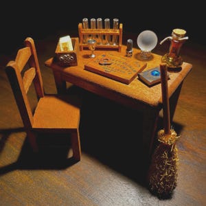 Ensemble grandiose de sorcellerie à l'échelle 1:12 avec table, planche ouija, livre sur les yeux de dragon, boîte de cartes de tarot, bougie noire, boule de cristal et de nombreux objets magiques