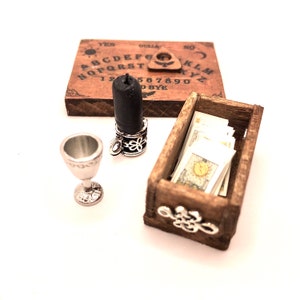 Juego de espiritismo a escala 1:12 de tablero de ouija en miniatura, cáliz ceremonial, caja de cartas de tarot y vela negra, accesorios de brujería en miniatura