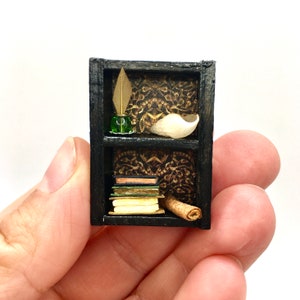 Puppenhaus-Bücherregal im Maßstab 1:24 mit 3 Miniaturbüchern, Rolle, Muschel und Feder und Tinte, Miniaturzubehör