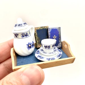 Tablette miniature en bois à l’échelle 1:12 avec service à thé et livres, accessoires de maison de poupée