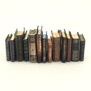 1:24 Set von 13 antiken PuppenhausMiniaturbüchern, Miniatur Bibliothek Zubehör