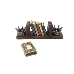 1:24 Kronen Miniatur Bücherregale mit 6 Puppenstubenbüchern, Miniatur Bibliothek Zubehör