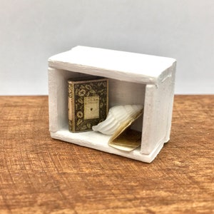 Miniatur-Bücherregal im Maßstab 1:24 mit Puppenhaus-Buch, schöner weißer Muschel und Klappbrief, Puppenhaus-Zubehör