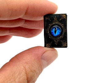 Livre de dragon de maison de poupée à l&#39;échelle 1:12, grimoire miniature, livre de maison de poupée hantée antique