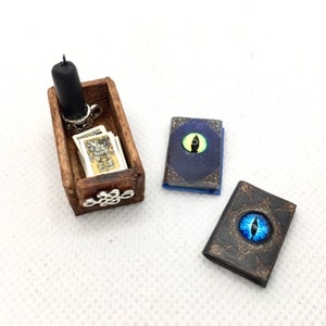 Set de brujería a escala 1:12 con libros de ojos de dragón, caja de madera con cartas del tarot y vela negra, accesorios para casa de muñecas embrujada