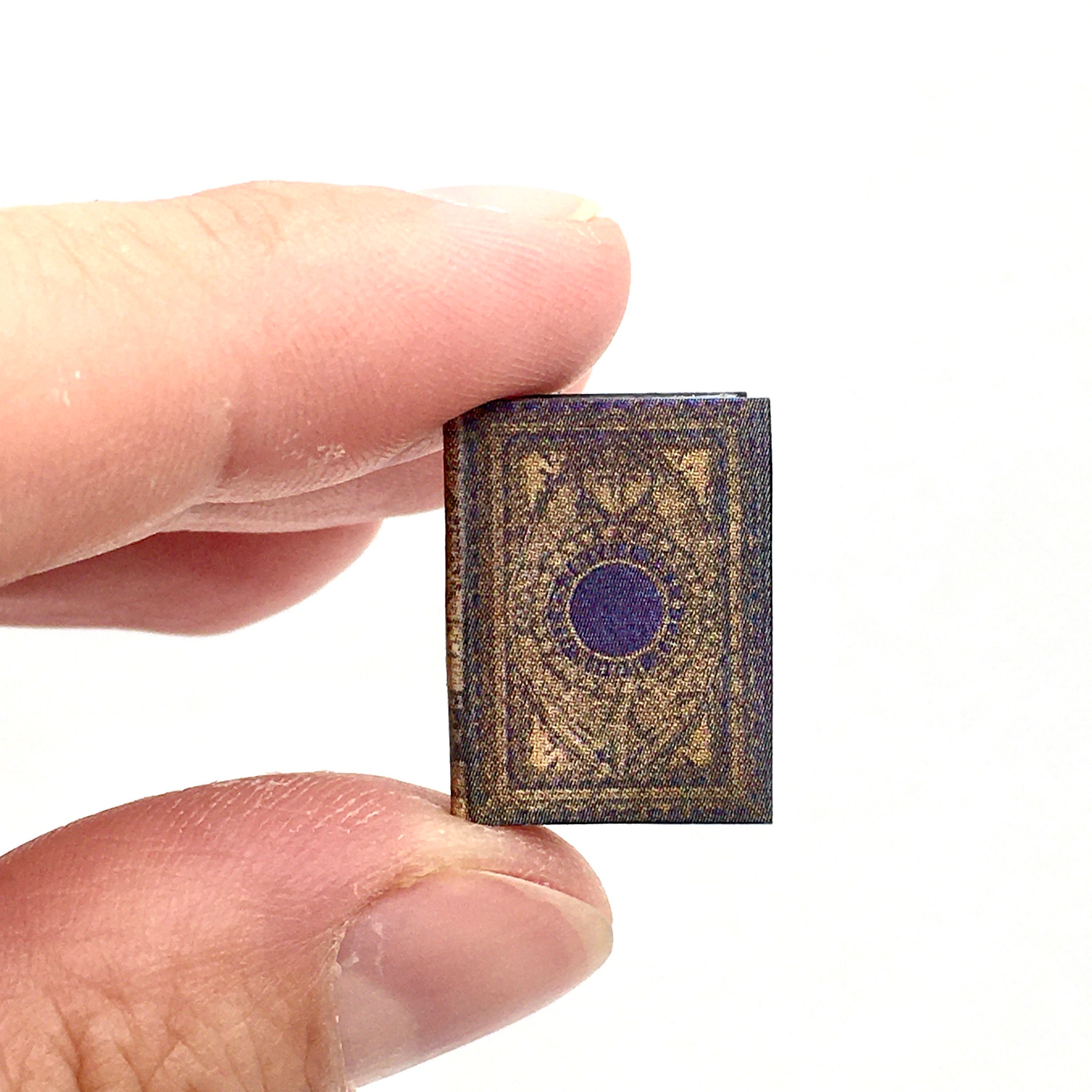 Libro In Miniatura Scala 1:12 Per Casa Delle Bambole - Copertina Nero/Oro, Tema Biblioteca - Oggetto Da Collezione Unico! - Foto 5