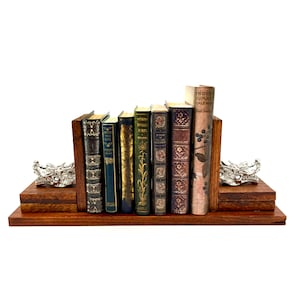 Étagère avec dragon miniature à l&#39;échelle 1:6 avec (facultatif) 7 livres miniatures, accessoires de bibliothèque pour maison de poupée