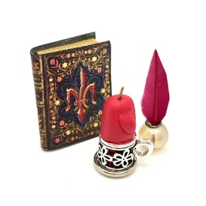 Set op schaal 1:12 met miniatuurboek, ganzenveer en inkt en kaars in houder, poppenhuisbureauaccessoires
